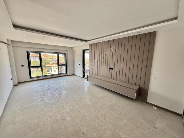 Şemikler'de Cadde Üzeri 3+1 160 M2 Daire