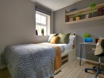 Emily Davies, Southampton Has an Apartment