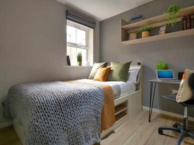 Emily Davies, Southampton Has an Apartment