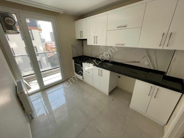 Emin Gayrimenkulden Mahmutbey Metro Dibi Sitede 2+1 Kiralık
