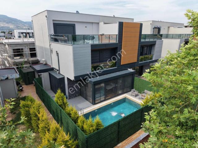 Emiralem'de Havuzlu Teraslı Tripleks 5+2 Lüks Villa