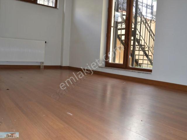 Emiray Dan Bahçe Kullanımlı Lüks İşçilikli 2+1 Bahçe Kat Kiralık