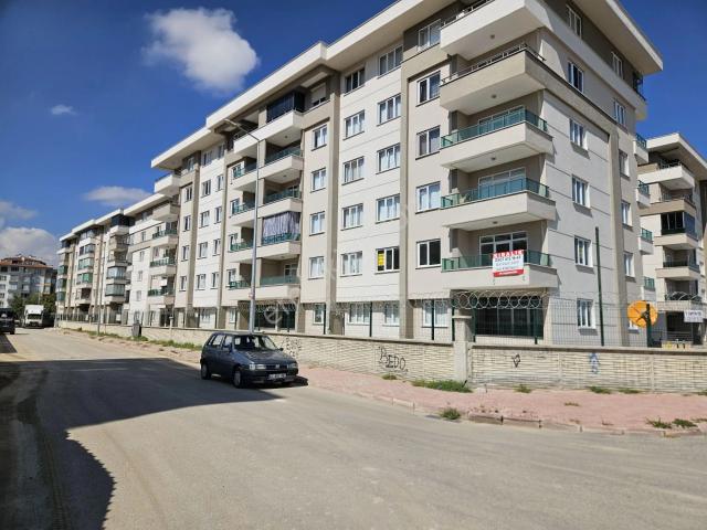 Emirgazi Mahallesi Yaşamevler Sitesinde 3+1 Arakat Lüx Kiralık Daire