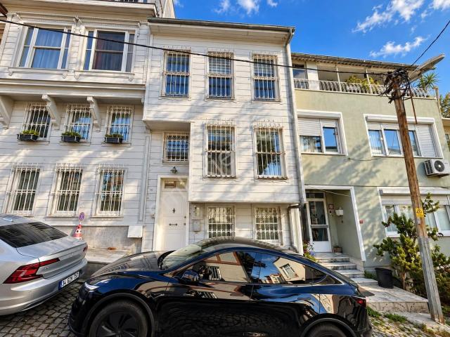 Emirgan'da 100 M² Özel Bahçeli Kiralık 6+2 Müstakil Ev