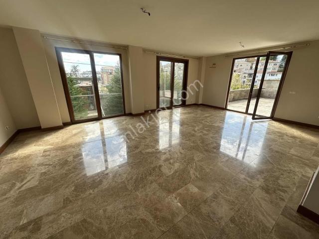 Emirganda Yeni Binada Kiralık 3+1 | Çift Teraslı Geniş Havuzlu