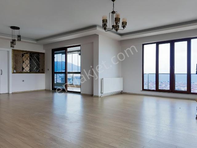 Deniz Ve Boztepe Manzaralı Kiralık 4+1 | 170 M² Emirken 2 Site