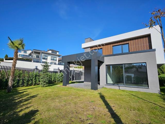 Emlacenter'dan Özlüce De Satılık Prestijli Villa