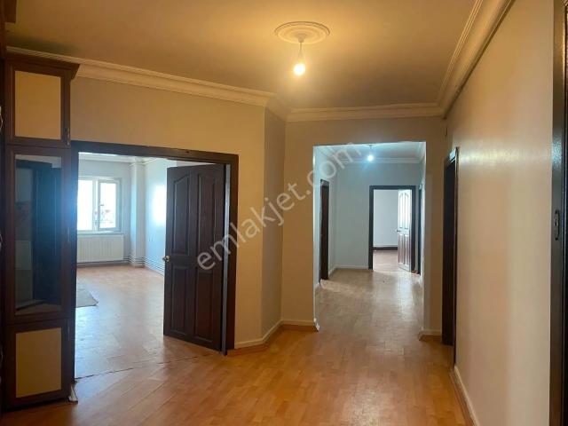 Emlak 72'den Diyarbakır Caddesinde Kiralık 3.5+1 Ara Kat Daire