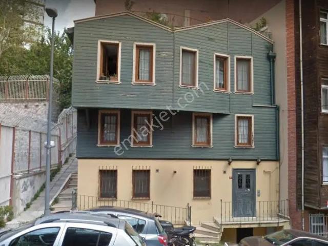 Emlak Elçisinden Maçka Rezidance Arkasındaki Binada Acil Satılık