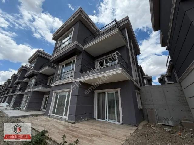 Emlakmülk'ten Bağlıca'da 7/24 Güvenlikli Sitede 5+2 Lüks Villa
