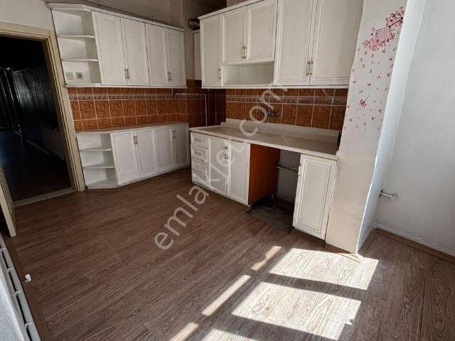 Emlaknomi'den Tahsin Ünal Mahallesi'nde 2+1 Ara Kat Kiralık Daire