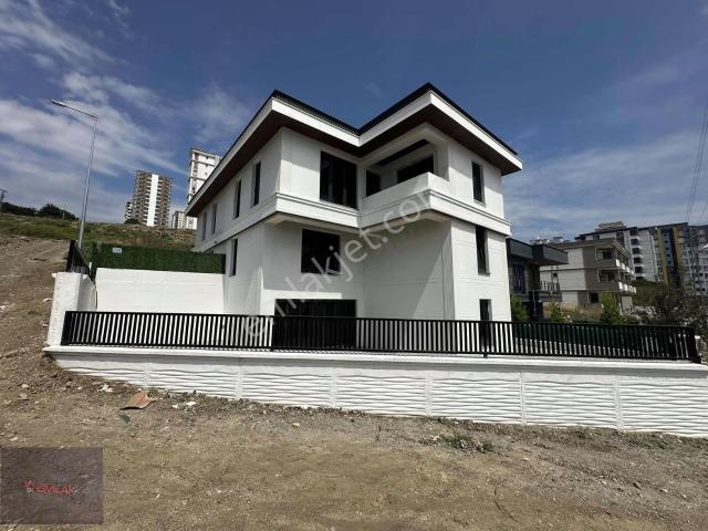 Alanlı'da Bulvara Yakın 4+2 Takasa Uygun Tripleks Villa
