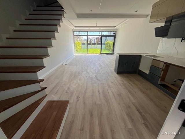 EMLAKLARDA SIFIR SİTE 2+1 150M2 SIRALI VİLLA MÜSTAKİL BAHÇE