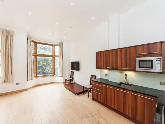 Emperors Gate, South Kensington. 3 bed apartment to rent £3,497 pcm £807 pw