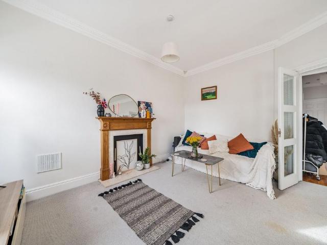 Emperors Gate, South Kensington. 3 bed flat to rent £4,550 pcm £1,050 pw