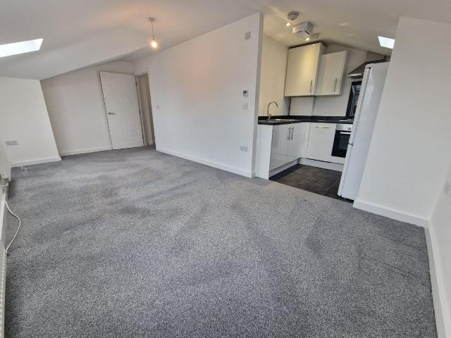 Empire Court, Empress Road, Luton, Bedfordshire LU3, 2 bed flat to rent, £1,250 pcm | PrimeLocation