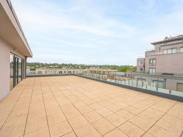 Empire House, Colindale, London, NW9 5 bed penthouse to rent £14,998 pcm £3,461 pw
