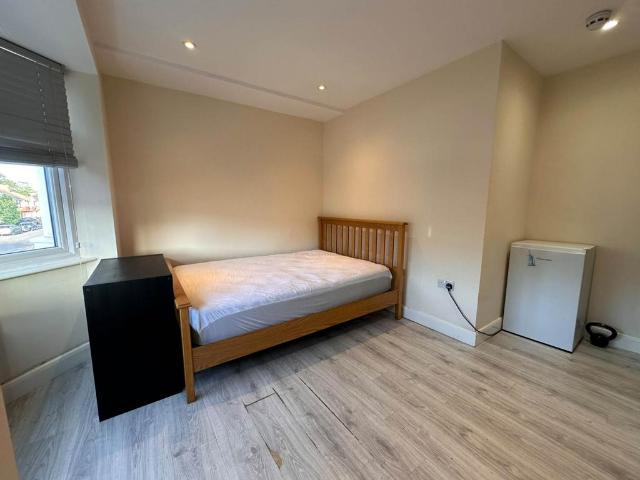 Empire Road, Greenford 1 bed in a house share to rent £900 pcm £208 pw