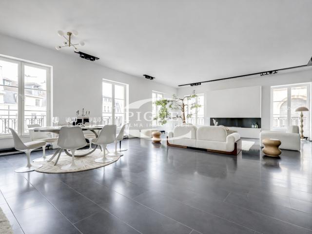 EMPLACEMENT D'EXCEPTION – PLACE DES VICTOIRESCatherine PiguetAlma Immobilier