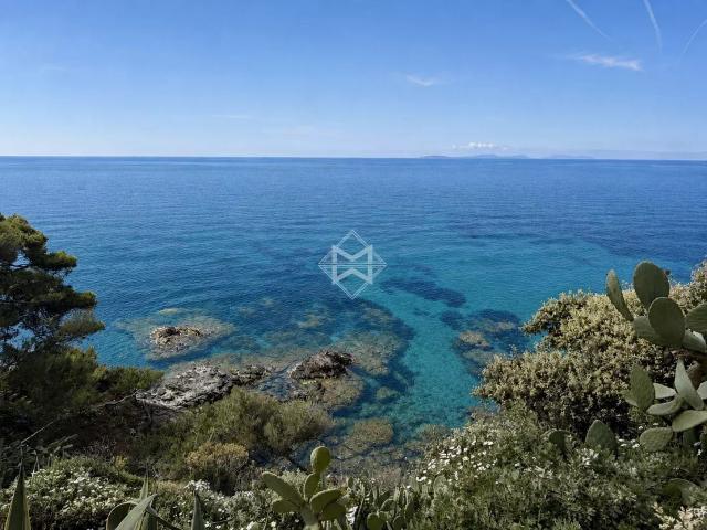Emplacement d'exception pour ce véritable pied dans l'eau à. 300m² La Croix Valmer