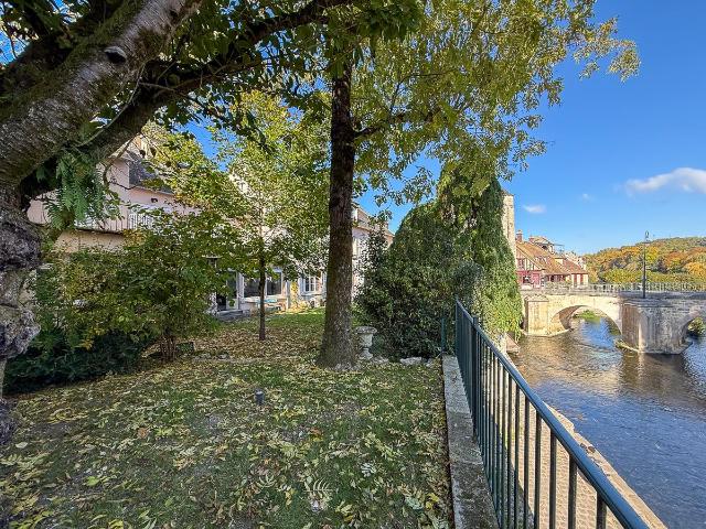 Emplacement et vue exceptionnels pour cette grande maison de. 390m² Fontainebleau