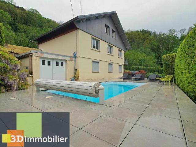 Emplacement exceptionnel pour cette maison à vendre de 5 chambres avec piscine