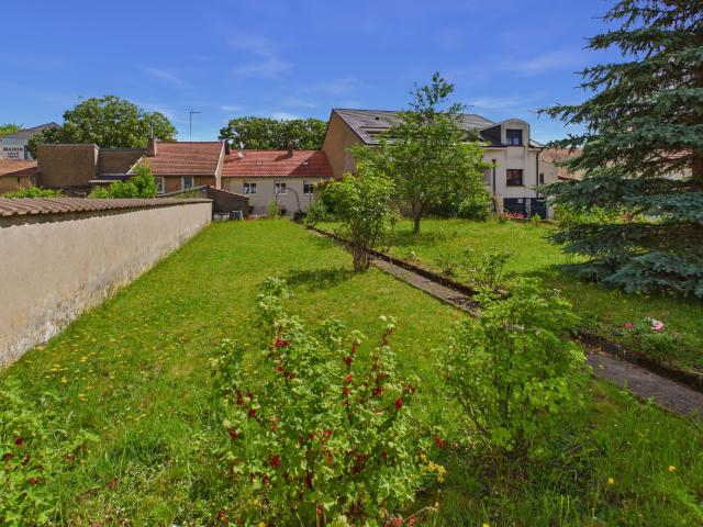 EMPLACEMENT IDEAL pour cette Grande maison située au centre du village d'AUGNY