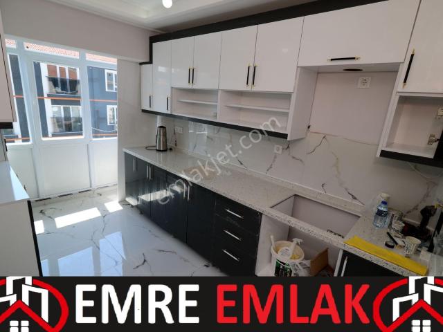 Emre Emlak'tan Akşemsettin'de Ön Cephe Köşe Bina Full Yapılı 3+1 Satılık Daire