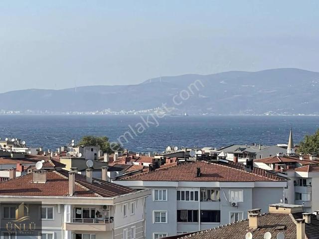 Emre Ünlü'den Halitpaşa'da Deniz Manzaralı Site İçi 3+1