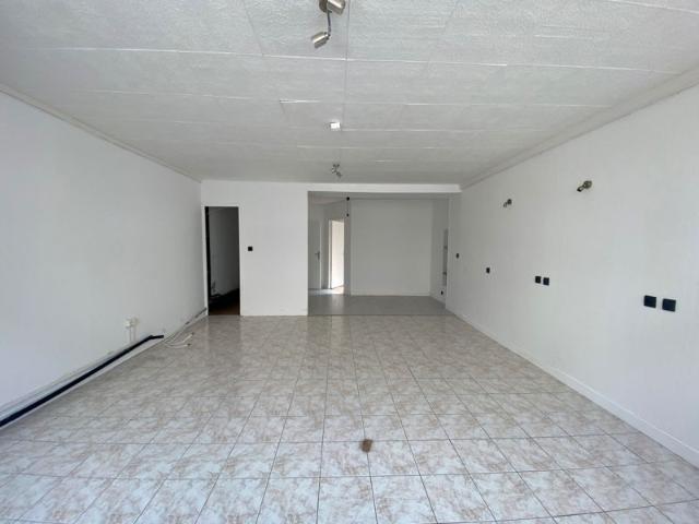 Emsemble immobilierhabitation et commerce