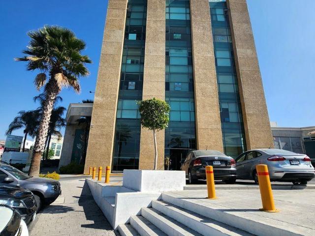 En Torre Momentum, Milenio III Oficina o Consultorio en Venta o en Renta