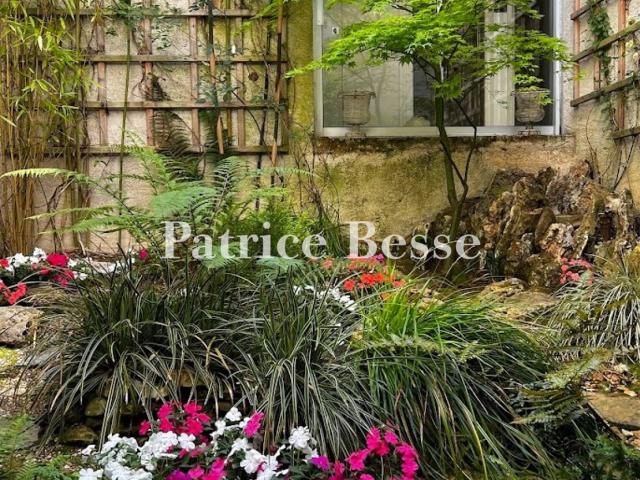 En Touraine, avec son parc de 3,2 ha traversé par un ruissea. 230m² Loches