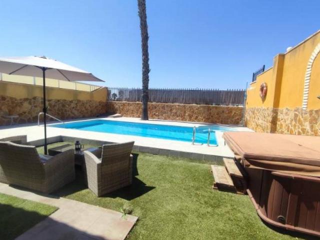 En una de las áreas residenciales con mayor proyección de To. 350m² Torrevieja