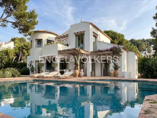 En una de las zonas más exclusivas y codiciadas de Moraira. 606m² Moraira