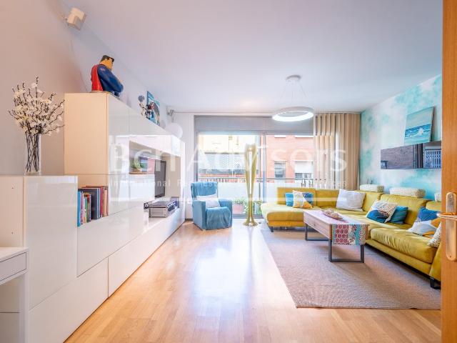 En una ubicacion privilegiada de El Camp de l'Arpa del Clot. 252m² Barcelona