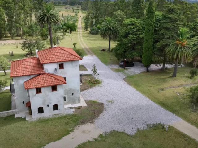 En URUGUAY Maravilloso Casco antiguo reciclado con estética andaluza en monte de 250.000 mts2
