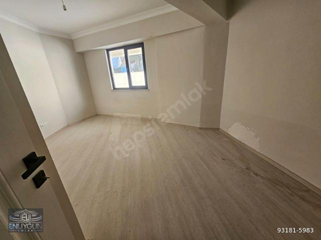 En Uygun Emlak'tan Esatpaşa Merkezde 1+1 Bahçe Katı