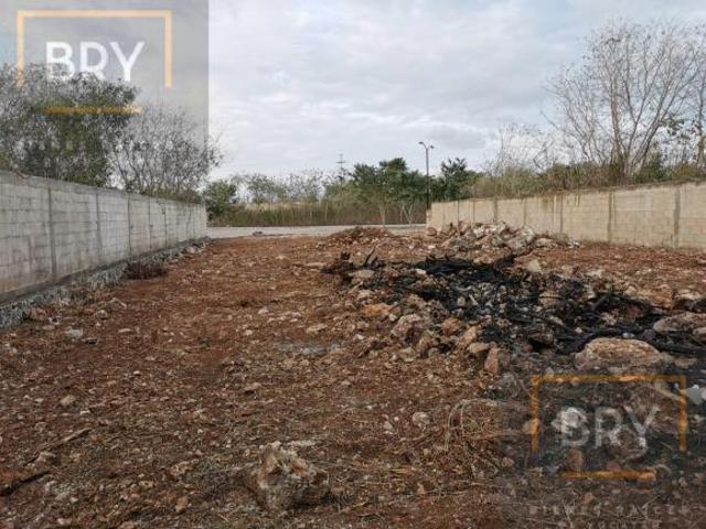 En venta terreno en Privada Yaxlum