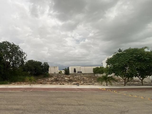 En venta Terreno residencial en privada Xaman Tan sobre avenida García Lavin