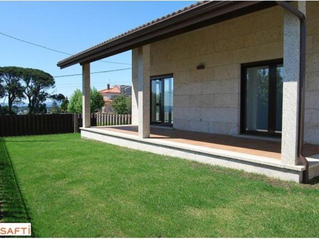 En venta unifamiliar de nueva construcción con vistas abiertas al mar y viñedos