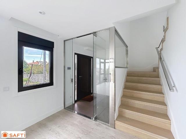 En venta unifamiliar de nueva construcción con vistas abiertas al mar y viñedos