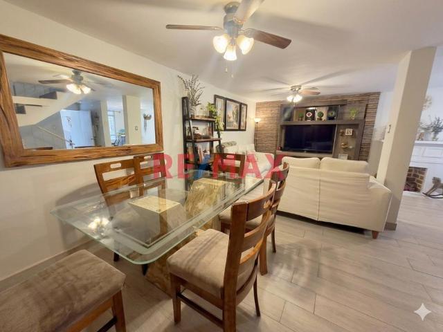 En Venta Acogedora Casa En Comas Con Cochera + Balcón + Aires