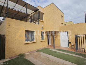 EN VENTA AMPLIA CASA 3D2B2E CON PISCINA EN PASAJE CERRADO