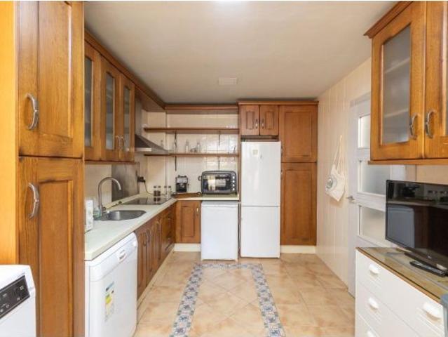 En venta casa adosada con garaje en residencial con piscina junto estación de autobuses
