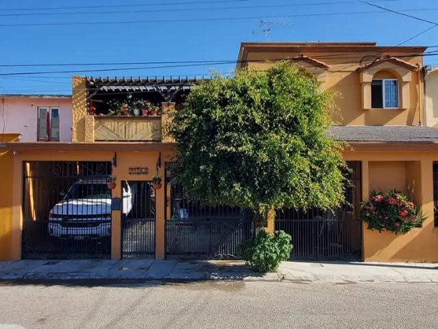 EN VENTA CASA AMPLIA EN VILLA FONTANA TIJUANA 6 RECS, 2 SALAS, SALON DE JUEGOS, +310 MT2 DE CONSTRU