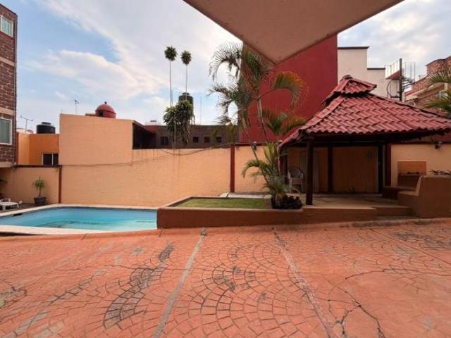 EN VENTA CASA CON ALBERCA. AV. LOMAS DE AHUATLAN #108, CUERNAVA, MORELOS