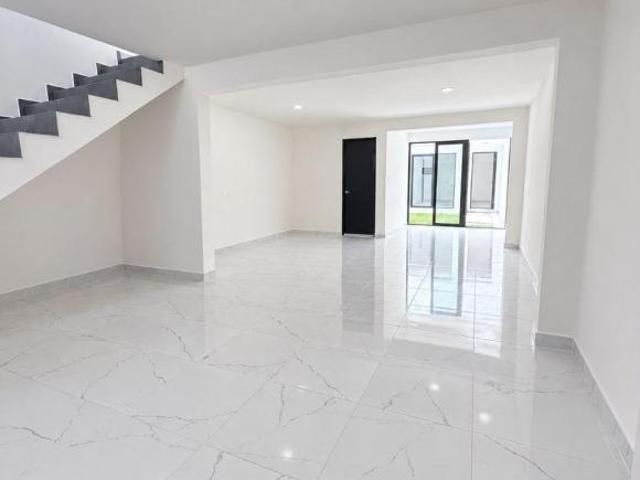 EN VENTA CASA CON BONITOS ACABADOS EN SANTA ANA, ZONA CENTRICA