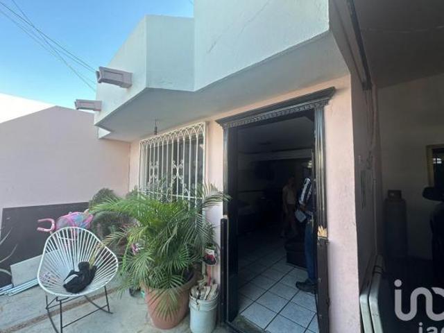 EN VENTA CASA DE DOS NIVELES, FRACCIONAMIENTO JACARANDAS MAZATLÁN, SINALOA