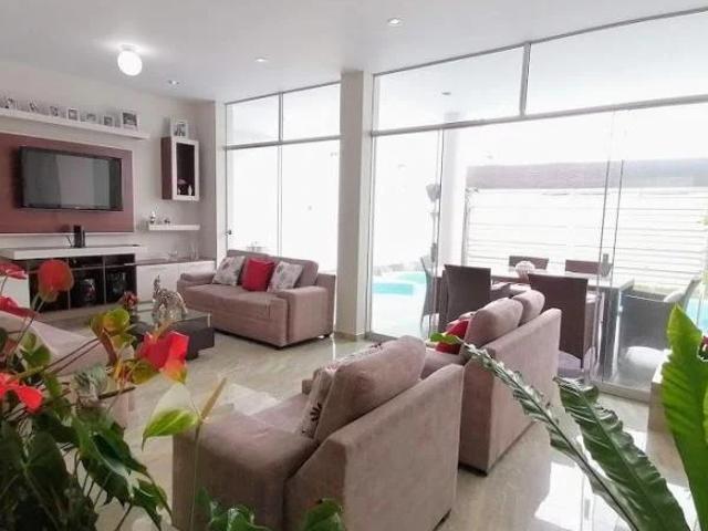 En venta casa de playa con piscina en huanchaco