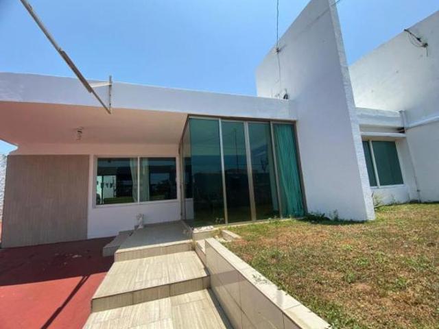 EN VENTA CASA DE UNA PLANTA CON JARDIN